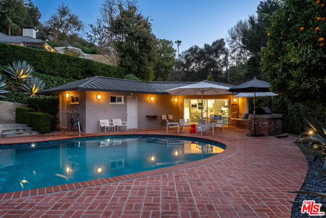 3818 Hollyline Avenue, Sherman Oaks CA: https://media.crmls.org/mediaz/28f84aa5-c222-414e-b383-94552d78ad8f.jpg