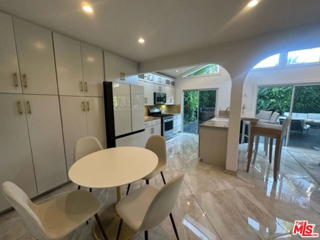 425 Sunridge Street, Playa del Rey CA: https://media.crmls.org/mediaz/28f87374-7e14-466a-8d84-1ad1861712b2.jpg