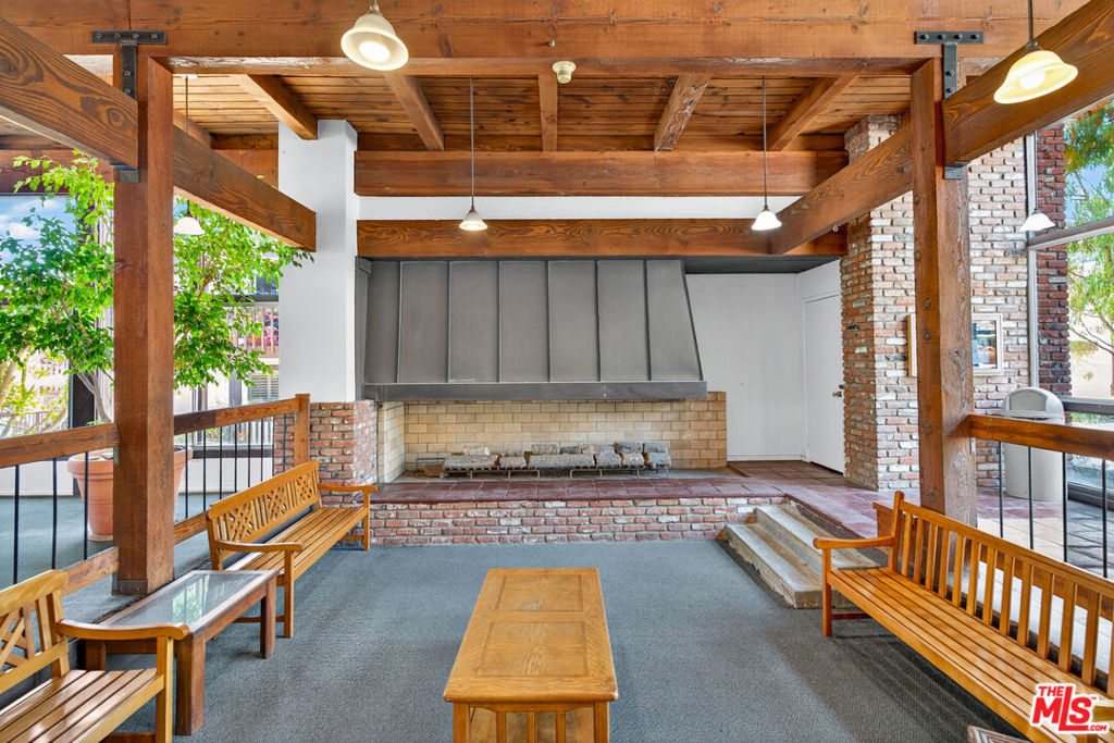 https://media.crmls.org/mediaz/28fb270b-d48d-4988-a6a1-f492c084866f.jpg?preset=X-Large