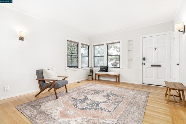 6 View St, Vallejo CA: https://media.crmls.org/mediaz/28fc86a4-e115-4aea-a1b2-f41567f694f4.jpg