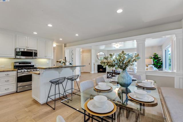 5601 Castle Dr, Oakland CA: https://media.crmls.org/mediaz/28fc926f-592a-4c4a-84d4-94b78e720179.jpg