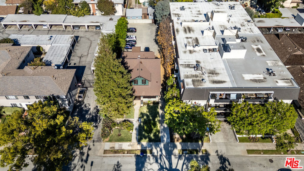 https://media.crmls.org/mediaz/28fd4807-f2aa-4555-b2af-885d9b3735bb.jpg?preset=X-Large