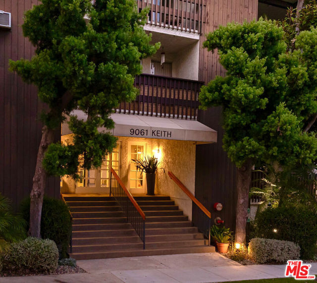 9061 Keith Avenue, West Hollywood CA: https://media.crmls.org/mediaz/28fe1cf0-badd-4132-b6a6-aa4639e9baf4.jpg