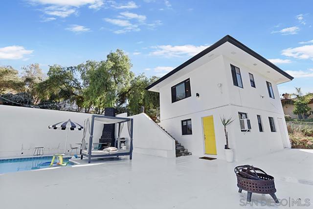 9586 Alto Dr, La Mesa CA: https://media.crmls.org/mediaz/28fe38d9-8bbe-4000-94fc-5a6f7053eed7.jpg