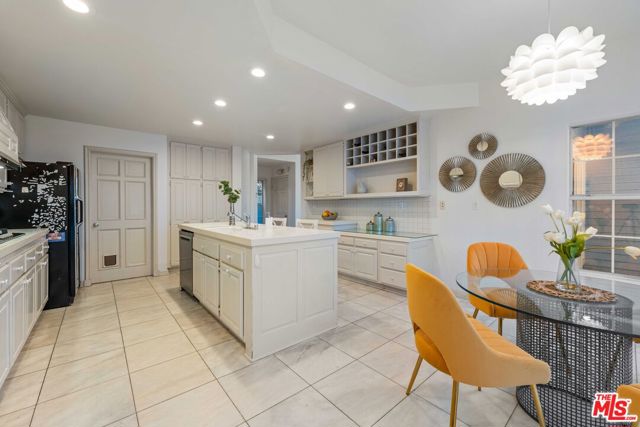 134 Roma Court, Marina del Rey CA: https://media.crmls.org/mediaz/28fe6ab6-3d28-4e72-81c9-0550489e4c52.jpg