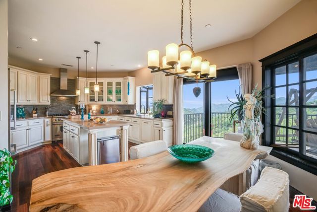 22252 W ALTA Drive, Topanga CA: https://media.crmls.org/mediaz/28fef5ec-181f-4e9a-9cd4-aea1caa9afc7.jpg
