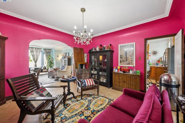 658 30Th Ave, San Francisco CA: https://media.crmls.org/mediaz/28ff19c1-f70e-4001-83f4-33620613494c.jpg