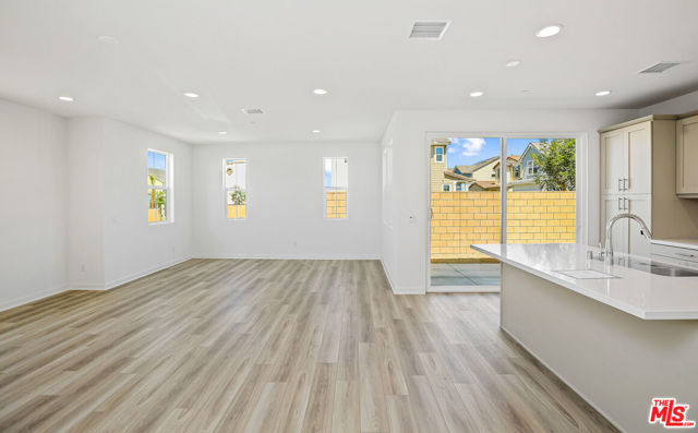 13889 Bell Way, Fontana CA: https://media.crmls.org/mediaz/29000ceb-8d6f-4d23-9221-23e2f2aafa9d.jpg
