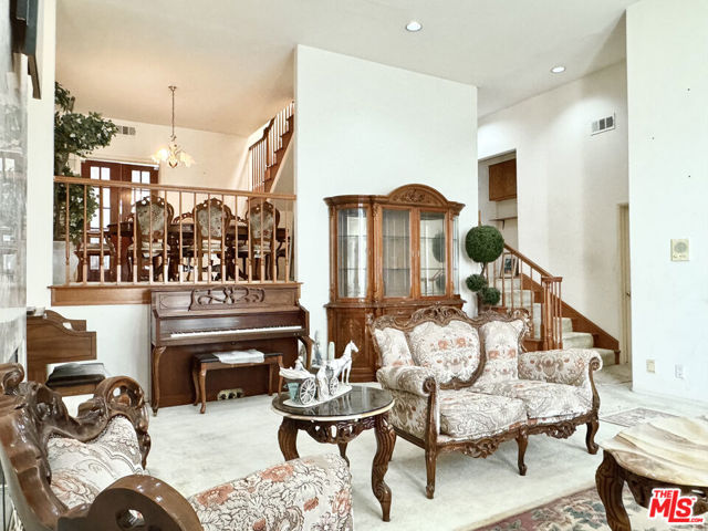 1137 Eagle Vista Drive, Los Angeles CA: https://media.crmls.org/mediaz/2900425c-3b09-48d1-bcf5-edc207cae039.jpg