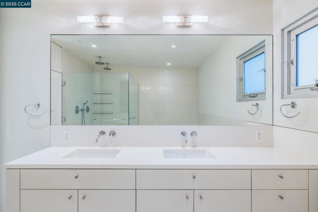 2 Crane Ct, Orinda CA: https://media.crmls.org/mediaz/2900854a-bcaa-4753-bf78-5636d047f32d.jpg