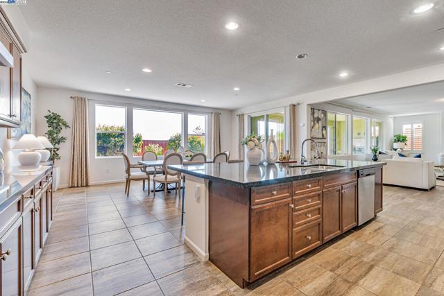 4005 Sarasta Bay Dr, Pittsburg CA: https://media.crmls.org/mediaz/29012e14-3806-46e7-a99b-c9d84180f3a9.jpg