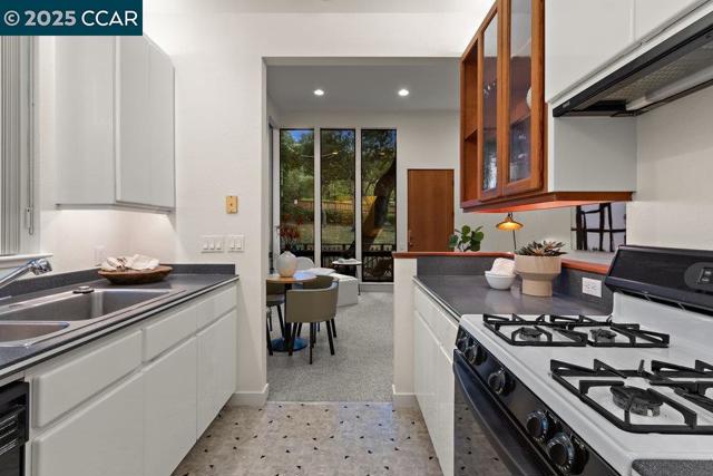 39 El Toyonal, Orinda CA: https://media.crmls.org/mediaz/29015562-ec5f-4e0d-8910-31ed06a0f3e9.jpg