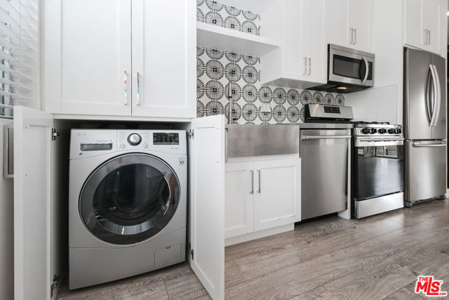 1233 N Laurel Avenue, West Hollywood CA: https://media.crmls.org/mediaz/2902162c-f40d-4c0b-90a2-8db77cba2dcb.jpg