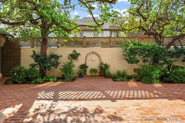 7725 Whitefield Pl, La Jolla CA: https://media.crmls.org/mediaz/29021e55-47b3-42f0-9d85-e513dedf0018.jpg