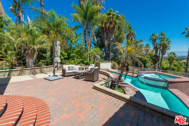 2357 Knob Hill Drive, Riverside CA: https://media.crmls.org/mediaz/2903cf93-3c8d-49b3-ac73-b015abdd6533.jpg