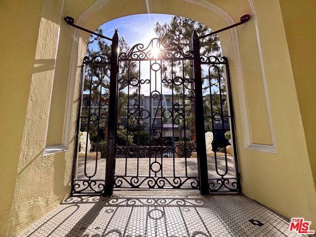 322 S Kingsley Drive, Los Angeles CA: https://media.crmls.org/mediaz/290473f1-7e50-42ee-9859-5b7c5c053c67.jpg