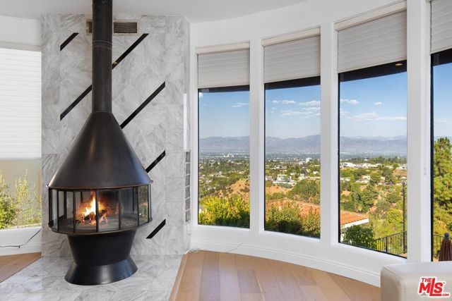 16894 Encino Hills Drive, Encino CA: https://media.crmls.org/mediaz/2904bd6a-1408-40af-a74a-790dc7e48e93.jpg