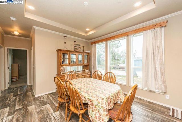 21679 Squaw Grass Trail, Redding CA: https://media.crmls.org/mediaz/2906358b-1925-4808-8423-99009b5d41f9.jpg