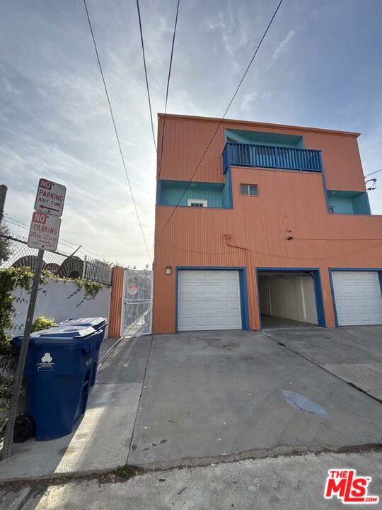 915 Broadway Street, Venice CA: https://media.crmls.org/mediaz/2906d996-f6fd-4db7-84d6-72da19d533de.jpg