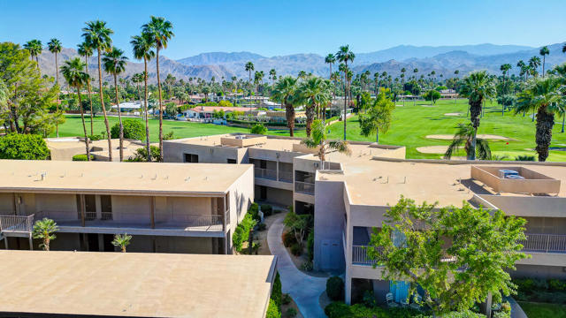 73879 Club Circle Dr, Palm Desert CA: https://media.crmls.org/mediaz/2907652d-008d-404d-8fe9-f373fa70dbfc.jpg