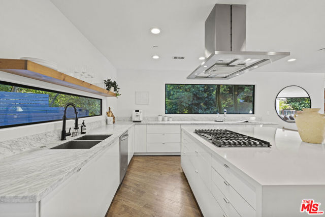 3873 Berry Drive, Studio City CA: https://media.crmls.org/mediaz/29080af5-0fe0-4e54-8834-25770811503a.jpg