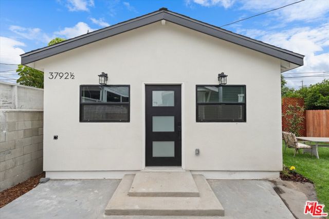 3792 1/2 Van Ness Avenue, Los Angeles CA: https://media.crmls.org/mediaz/29089a5f-2203-42c1-b2e2-bcb298277d14.jpg