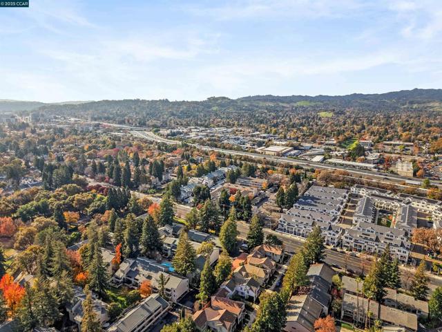 2720 Oak Rd, Walnut Creek CA: https://media.crmls.org/mediaz/2908a4d1-578d-435f-96b9-ee79d85b4171.jpg