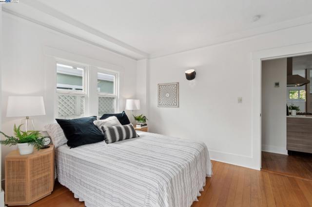 951 Madison St, Albany CA: https://media.crmls.org/mediaz/2908f00c-1eab-4e7b-9866-e020e3b4c0dc.jpg