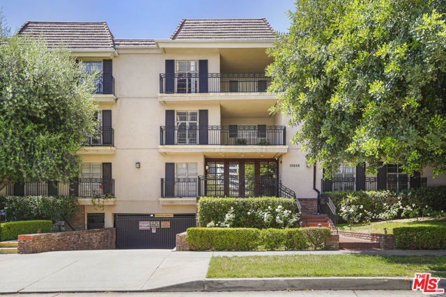 15248 Dickens Street, Sherman Oaks CA: https://media.crmls.org/mediaz/2908fd8a-ecba-47d7-ae6d-7cee8c806e51.jpg