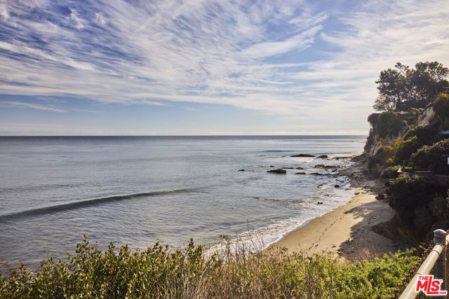 6734 Zumirez Drive, Malibu CA: https://media.crmls.org/mediaz/2909e1dc-ce00-4a3e-88ed-de6c2be3c5e8.jpg