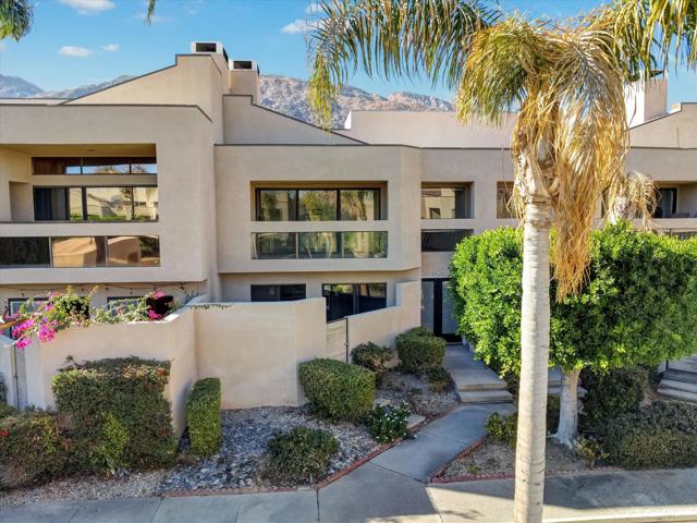 426 Village W Square, Palm Springs CA: https://media.crmls.org/mediaz/290a88cc-3780-47bd-a557-fe63ca535d00.jpg