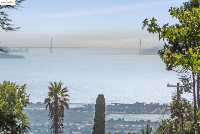 1270 Queens Rd, Berkeley CA: https://media.crmls.org/mediaz/290b2e48-0ca0-455d-9a5f-d9adff2d4edf.jpg