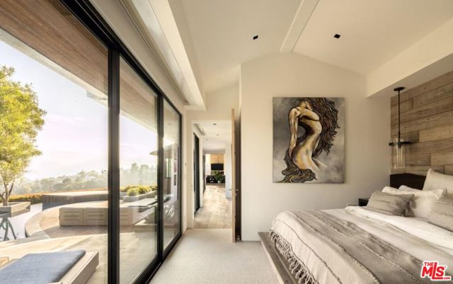 2532 Canyon Oak Dr, Los Angeles CA: https://media.crmls.org/mediaz/290b6c2f-0de9-4820-9df6-9ff5bfce3447.jpg