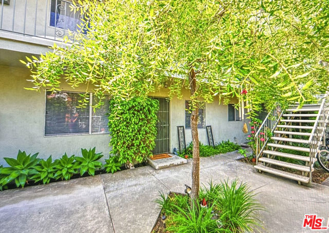 1868 10th Street, Santa Monica CA: https://media.crmls.org/mediaz/290b7111-4e2d-4270-8624-0dacb031b42e.jpg