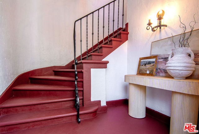 336 N Orange Drive, Los Angeles CA: https://media.crmls.org/mediaz/290b875a-cbcd-40ea-a3b9-30eb9b4ebc0f.jpg