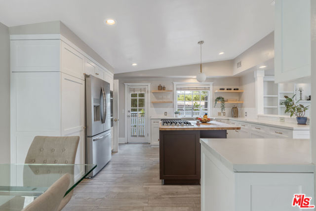 3564 Summerfield Drive, Sherman Oaks CA: https://media.crmls.org/mediaz/290c1972-d041-4b47-8edf-8f3b63417fde.jpg