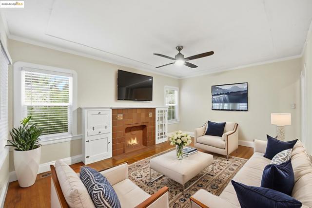 2430 27th Ave Unit D, Oakland CA: https://media.crmls.org/mediaz/290c65a8-0c35-4334-b7f4-fb7fcebadc53.jpg