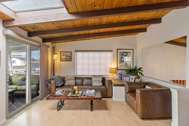317 Cahuenga Drive, Oxnard CA: https://media.crmls.org/mediaz/290d4331-335d-4cb5-af59-23081b5e8b33.jpg