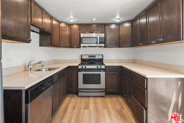 837 Venice Boulevard, Venice CA: https://media.crmls.org/mediaz/290db428-c6ec-4e23-be46-834907fa8282.jpg