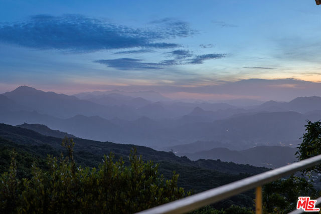 475 Stunt Road, Calabasas CA: https://media.crmls.org/mediaz/290dfde5-9ba6-40ad-9e5c-c2d9f35477c0.jpg