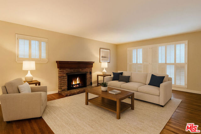 14807 Round Valley Drive, Sherman Oaks CA: https://media.crmls.org/mediaz/290ea226-5d88-4568-af75-6b13debe79dc.jpg