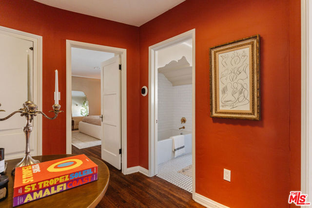 3975 Sutro Avenue, Los Angeles CA: https://media.crmls.org/mediaz/290ec8c2-07ff-4100-a118-79afdb5205f4.jpg