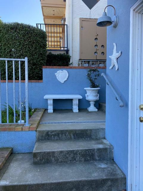 621 Mcclellan Avenue, Monterey CA: https://media.crmls.org/mediaz/290f3b59-8b8c-42b7-a15b-63007627f9d8.jpg