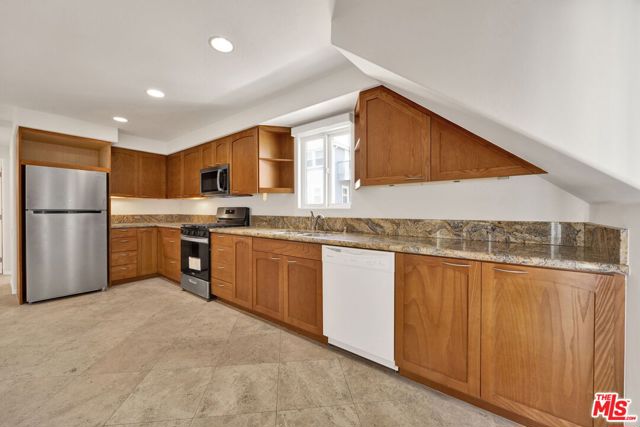 7019 E Seaside Walk, Long Beach CA: https://media.crmls.org/mediaz/290f465d-6929-4d8f-b667-9274c995c9b0.jpg