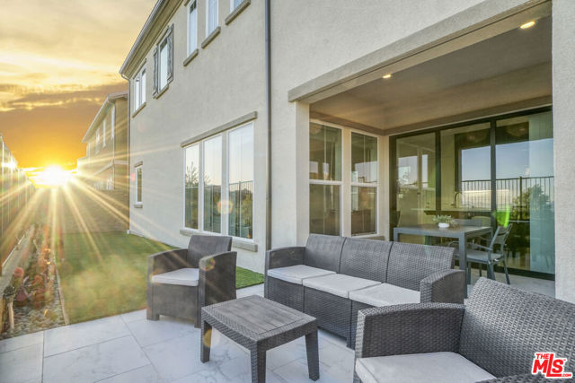 20818 W Bur Oak Circle, Porter Ranch CA: https://media.crmls.org/mediaz/29102590-f4f7-4b74-8232-28d78988765c.jpg