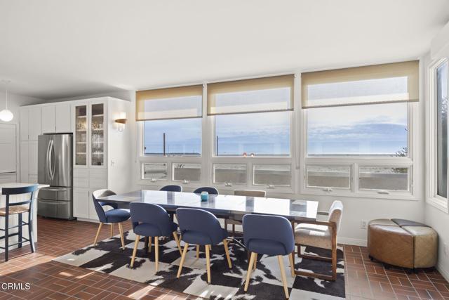 3541 Ocean Drive, Oxnard CA: https://media.crmls.org/mediaz/291087d4-9002-4162-93ef-a31a857e31c4.jpg