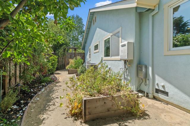 989 Lane Avenue, Mountain View CA: https://media.crmls.org/mediaz/29123a91-ee24-4488-85c6-648bb67f8471.jpg
