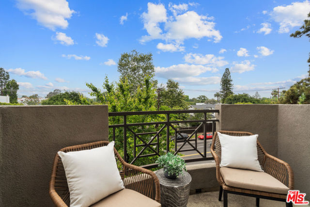 4424 Whitsett Avenue, Studio City CA: https://media.crmls.org/mediaz/2912497e-d20c-4d0f-ae63-1c4c9c9db0e9.jpg