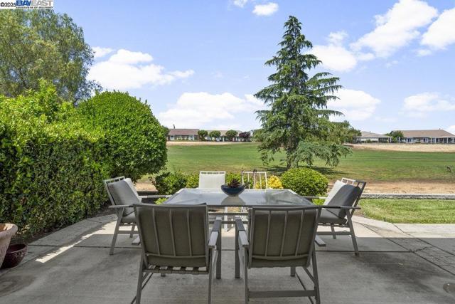1123 Burghley Ln, Brentwood CA: https://media.crmls.org/mediaz/29129dd2-20cd-4b16-b462-592b34e8276b.jpg