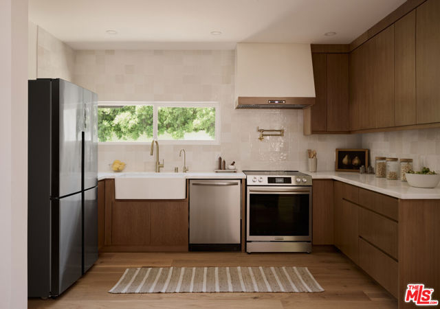 5271 Woodlake Avenue, Woodland Hills CA: https://media.crmls.org/mediaz/291321b1-7544-402f-8b84-6a3022c2caae.jpg
